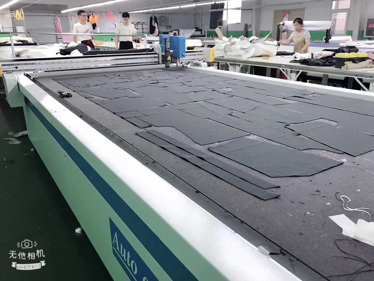 深圳思創(chuàng)廠家直銷智能柔性材料，多層面料切割，精準(zhǔn)切割